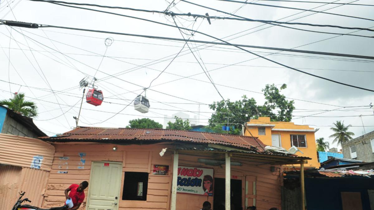 Teleférico luce imponente sobre miserias barriales