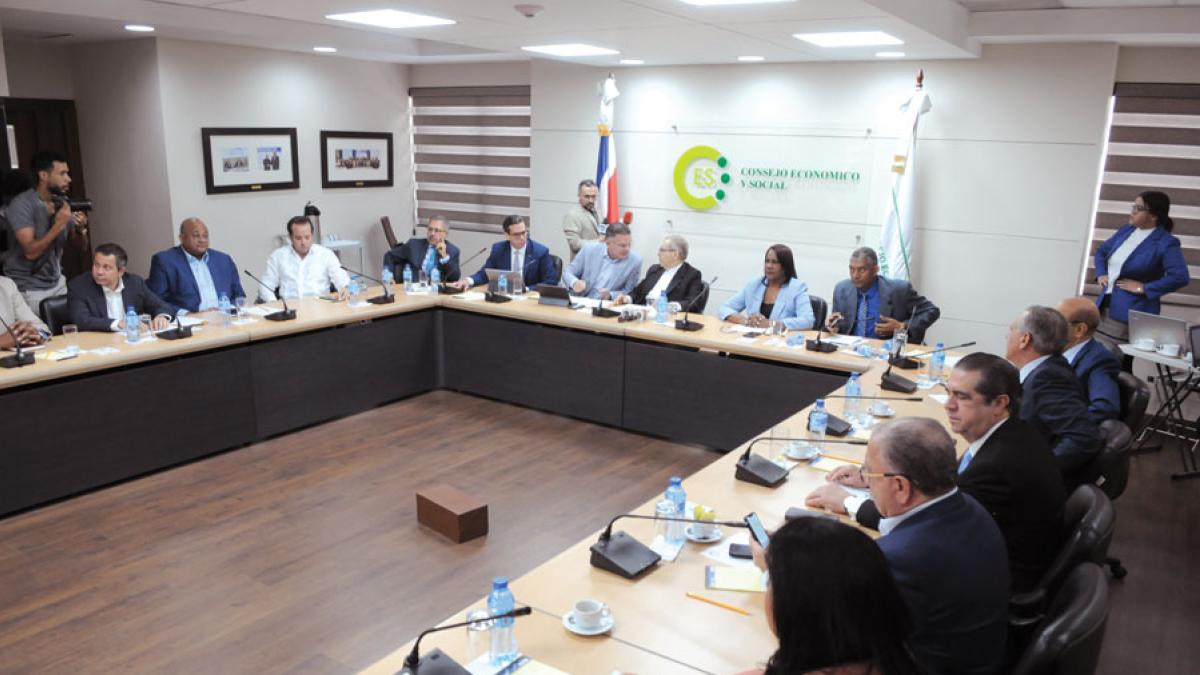 
        Los opositores aún esperan por la invitación de Abinader a participar en dialogo nacional
    