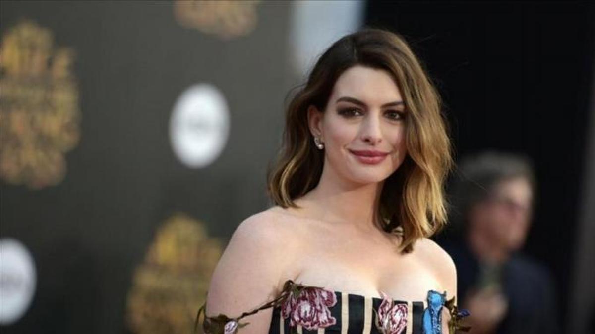 Anne Hathaway llora por la “doble bendición” de ser actriz y poder mantener a su familia en privado