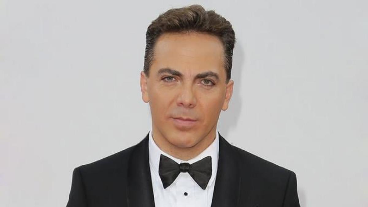 Cristian Castro se gradúa del bachillerato a los 51 años y quiere estudiar diseño industrial