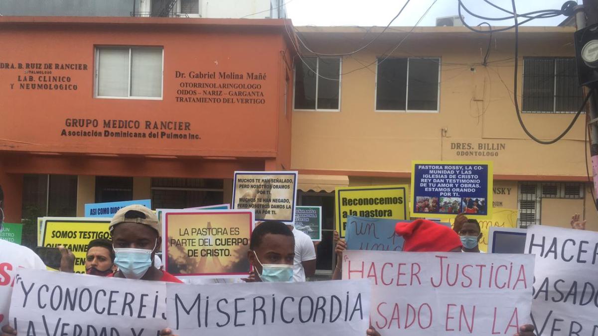 Personas se manifiestan en apoyo a la pastora Rossy Guzmán frente al  Palacio de Justicia