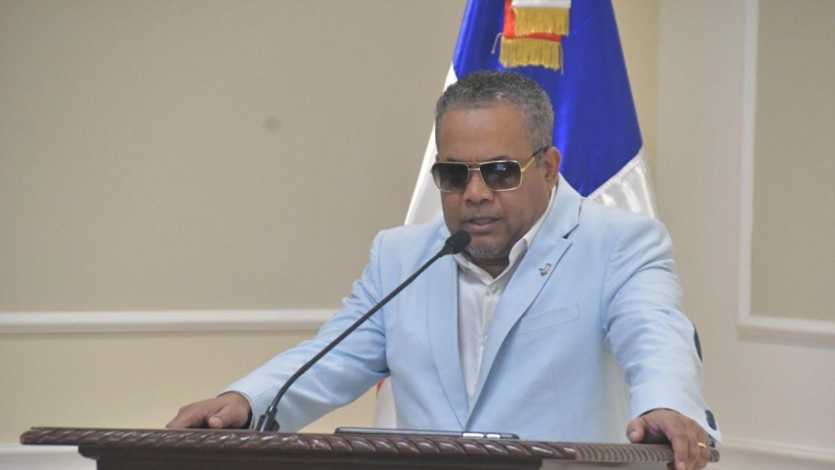 Héctor Acosta lamenta la muerte de un colaborador de su oficina senatorial en Monseñor Nouel