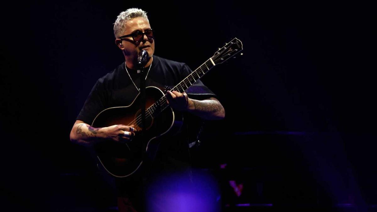 Alejandro Sanz le rinde homenaje a las víctimas de Jet Set durante su concierto en Nueva Jersey
