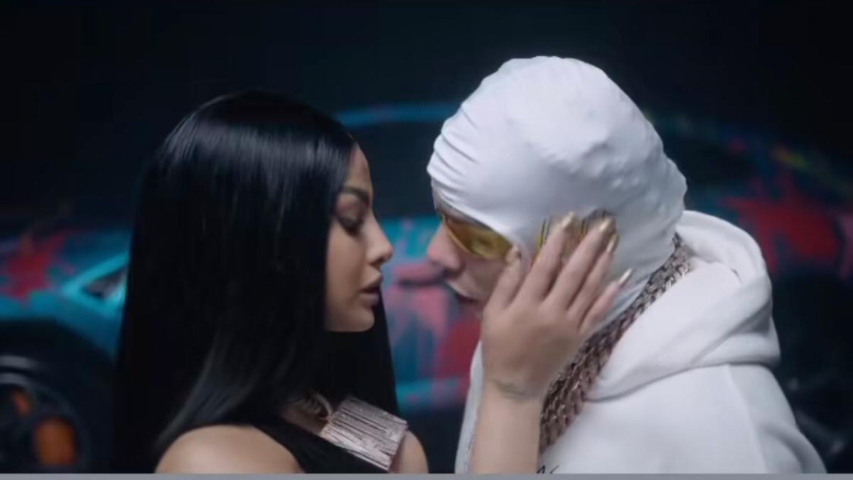 El apasionado beso de Yailin y Tekashi en video musical