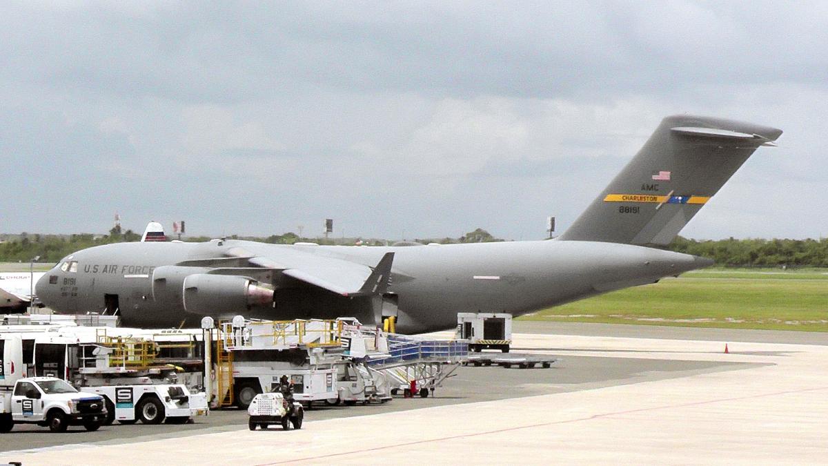 “American plane arrived in America this Thursday morning with soldiers and cargo” |  Daily list