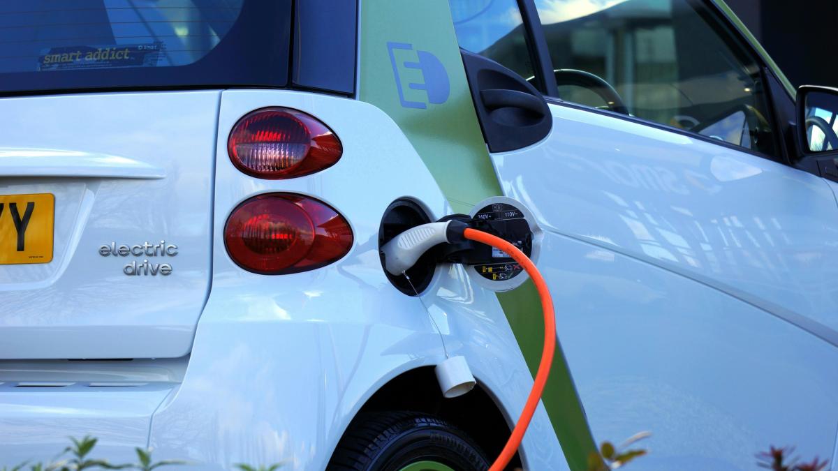 An electric car battery charges in less than 5 minutes