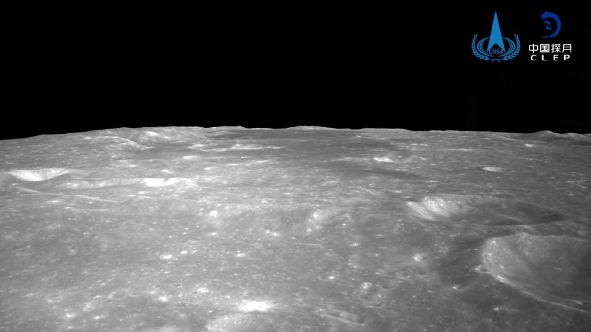 A Chinese probe takes off with photos of the far side of the moon