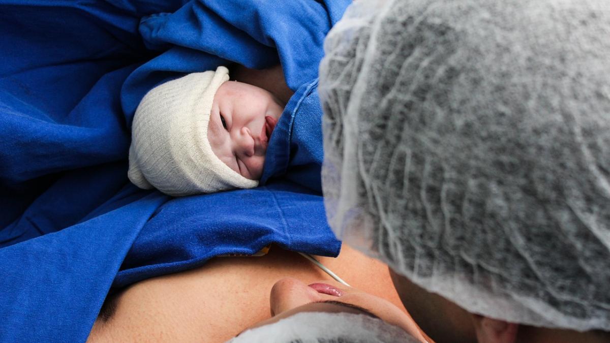 ¿Tu seguro cubre lo mismo si tu bebé nace por parto natural o por cesárea?