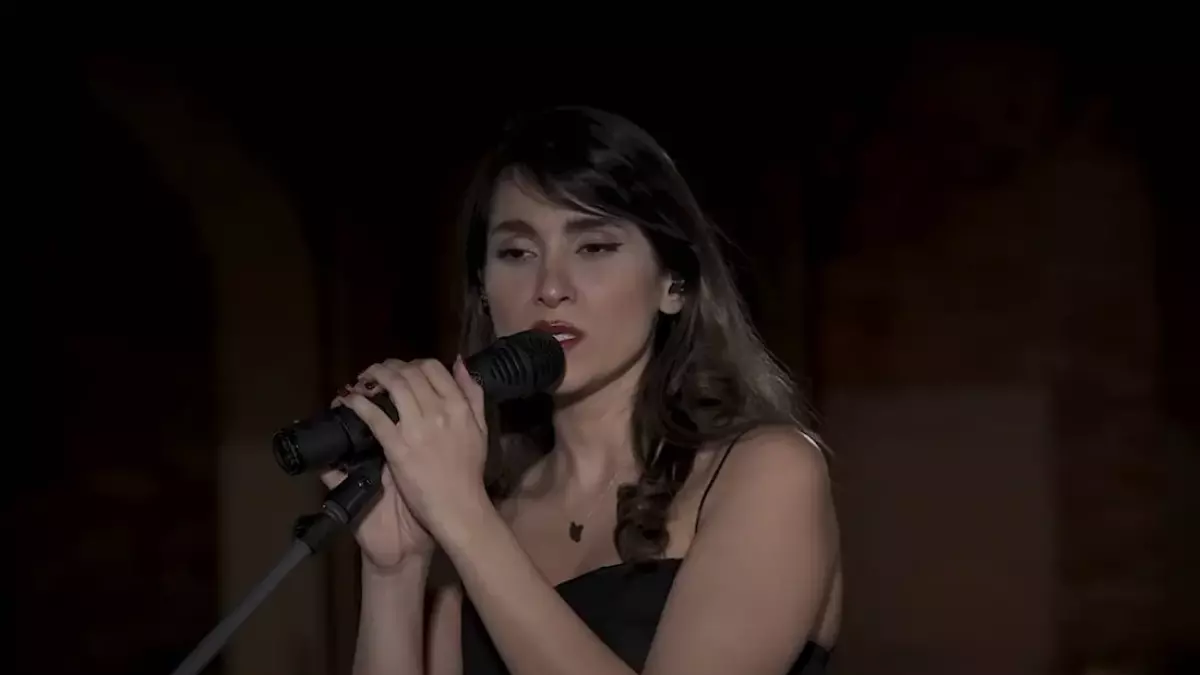 Cantante iraní Parastoo Ahmadi condenada a 74 latigazos por emitir un concierto virtual sin velo