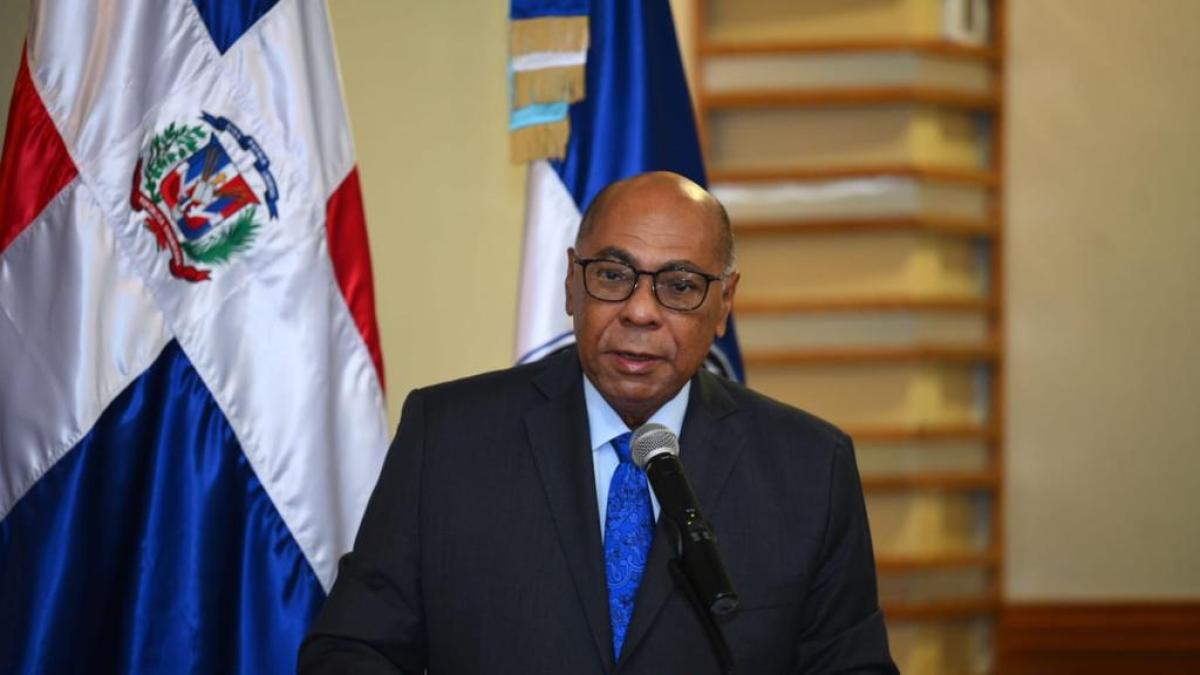 Ray Guevara: Abinader se casará con la gloria si saca a Pedro Santana del Panteón de la Patria