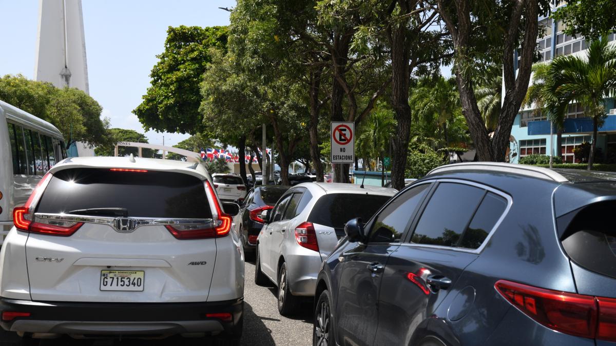 El país importó 131,253 vehículos el año pasado, 3,673 menos que en 2024