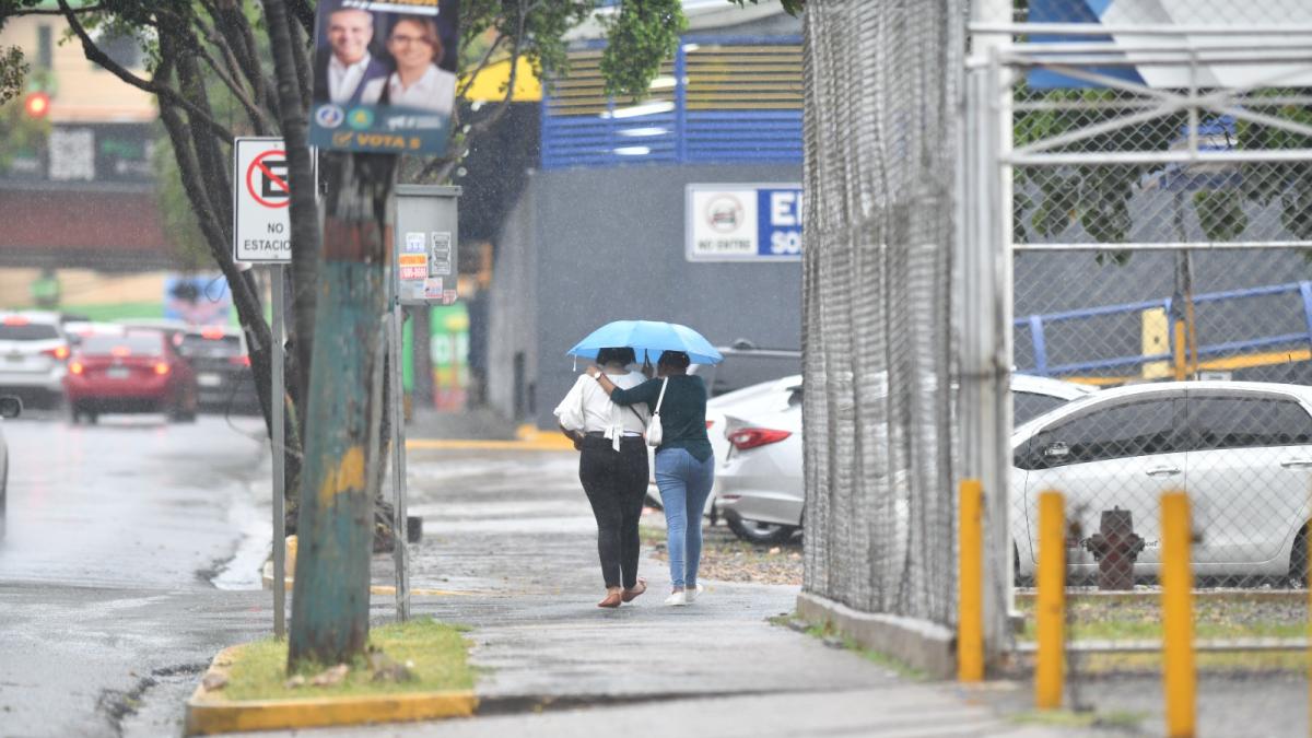 Aguaceros aumentarán la tarde de este sábado por vaguada