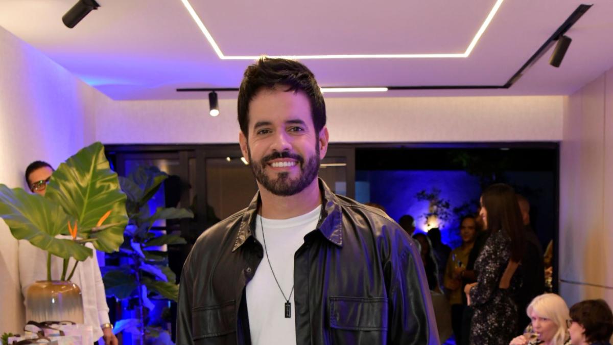 Manny Cruz tiene primer disco de oro por “La puerta del cielo”, colaboración con Anthony Santos