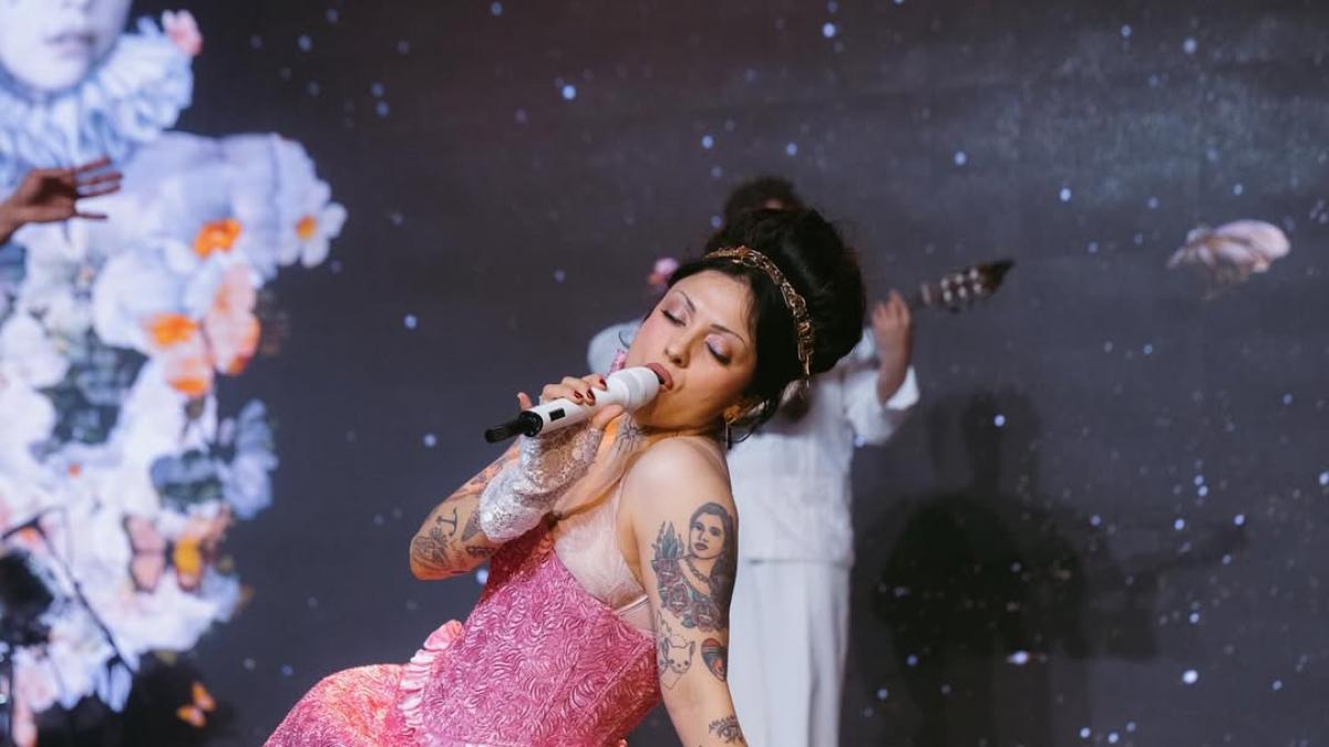 Mon Laferte enfrenta a joven que la recibió en el aeropuerto: “Un fan se sabría todas mis canciones”