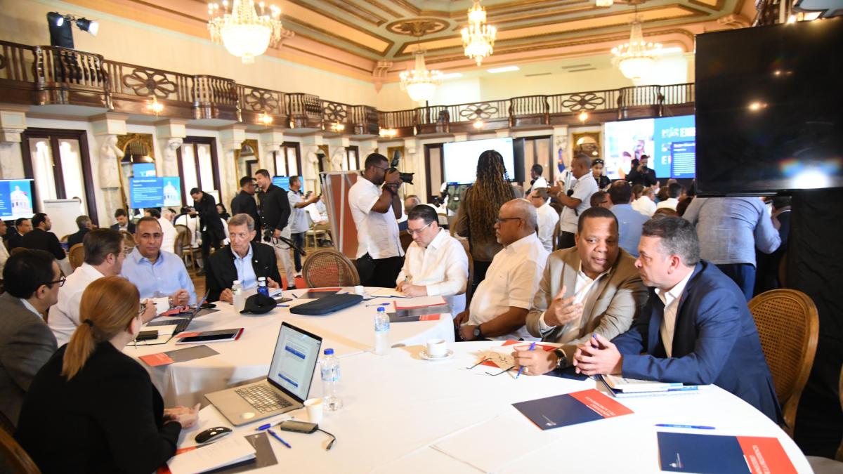 Gobierno recibe apoyo del BID y asesor británico en primer Consejo de Gobierno de 2026