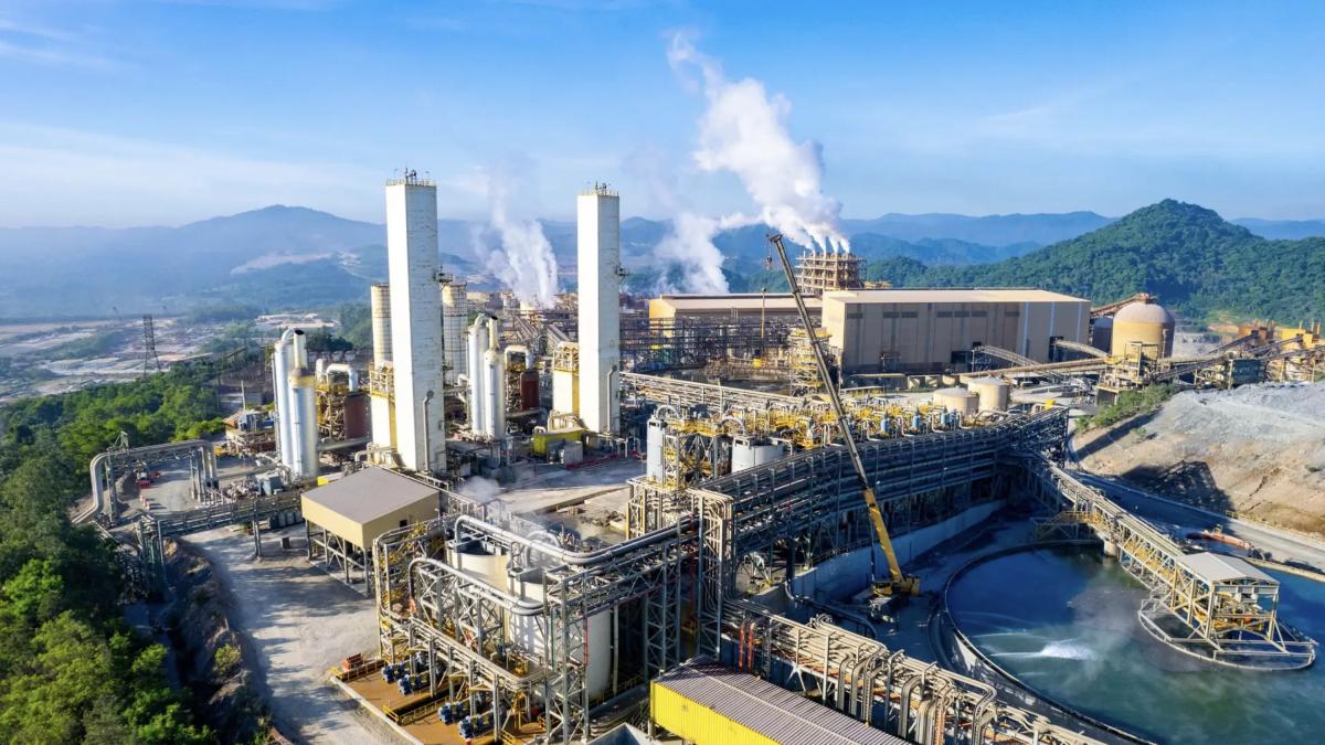 Economista sugiere renegociar con Barrick ante alzas en oro, plata y cobre