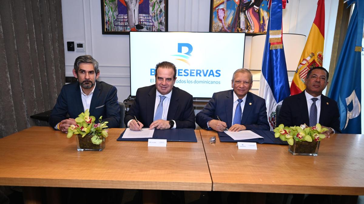 Banreservas renueva acuerdo con CaixaBank de España para el envío de remesas