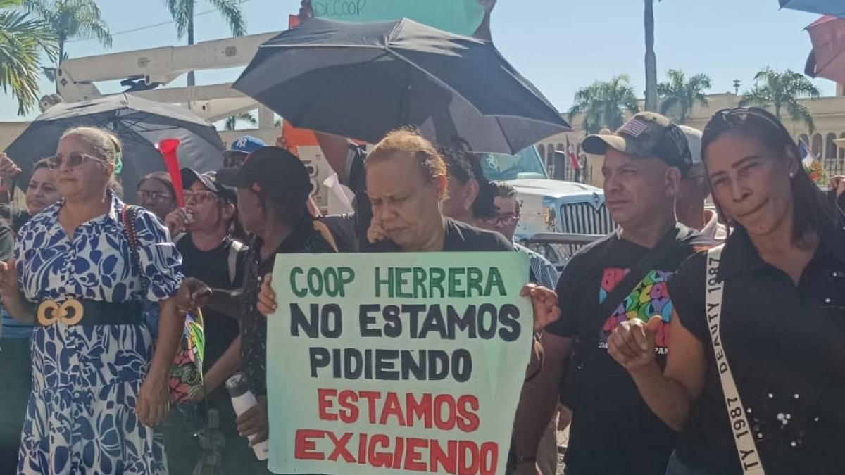 Socios de la Cooperativa de Herrera protestan frente al Palacio Nacional por fondos perdidos