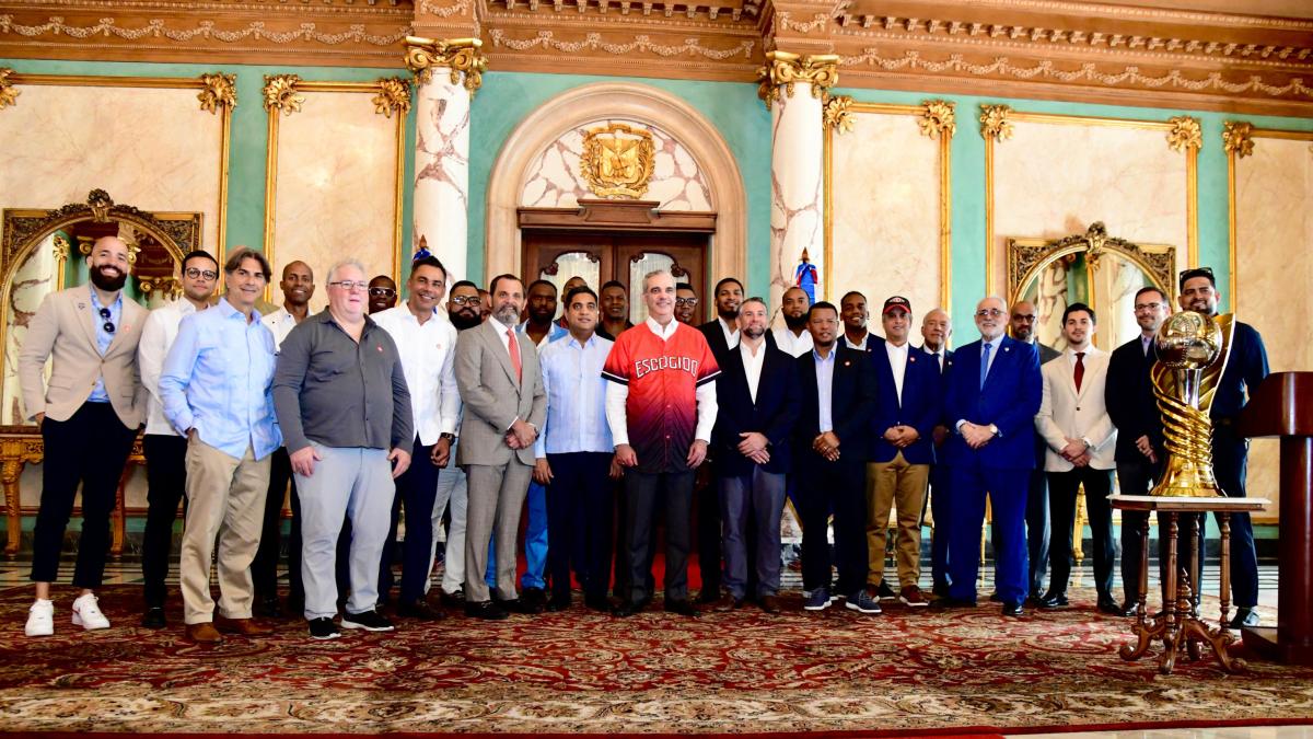 Abinader recibe a los bicampeones antes de su viaje a México: “Confío en el Escogido”