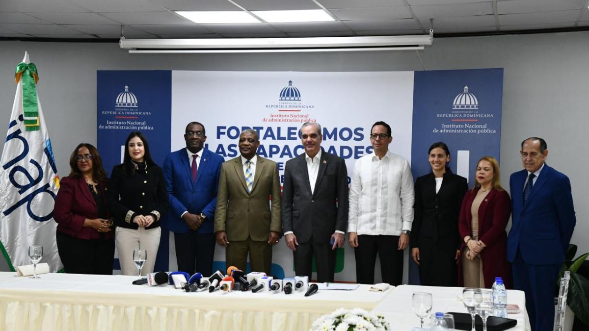 Abinader anuncia la graduación de más de 300 empleados públicos en maestría del Estado