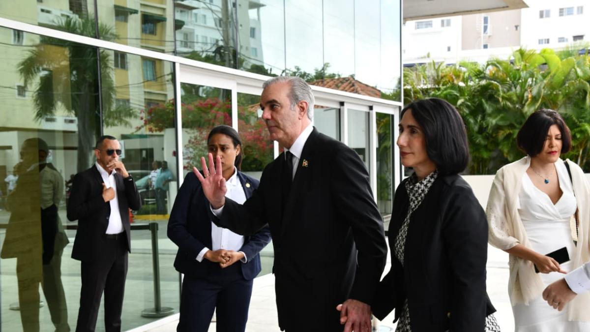 Abinader, Carolina, Pacheco y otros políticos acuden al velatorio de Ramón Alburquerque