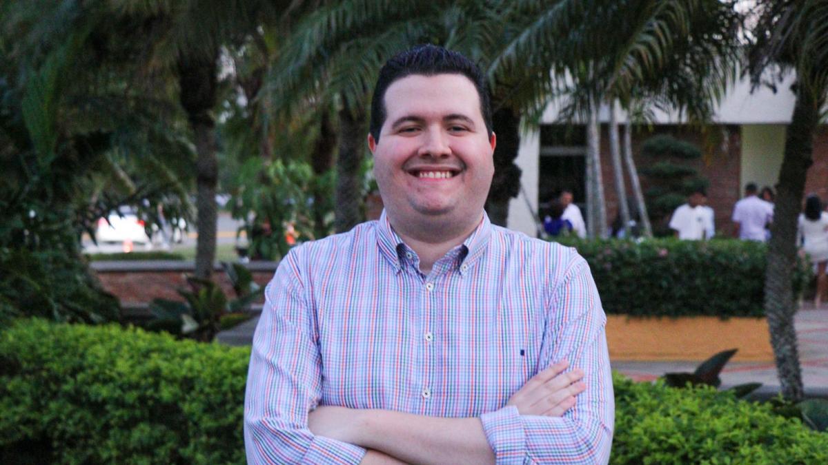 Joven con espectro autista se gradúa en PUCMM