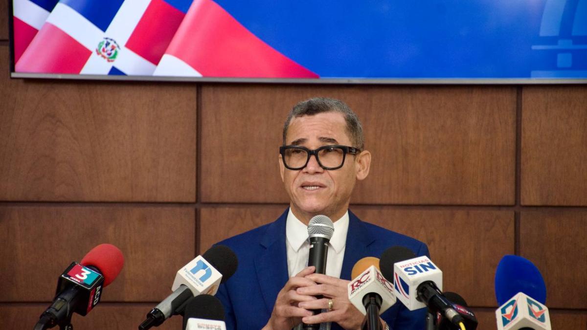 Ministro de Trabajo anuncia entrada en vigencia del aumento de un 8% al salario mínimo