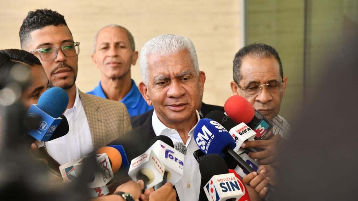 Presidente del Senado plantea llamar Aerodom a capítulo por retrasos de obra