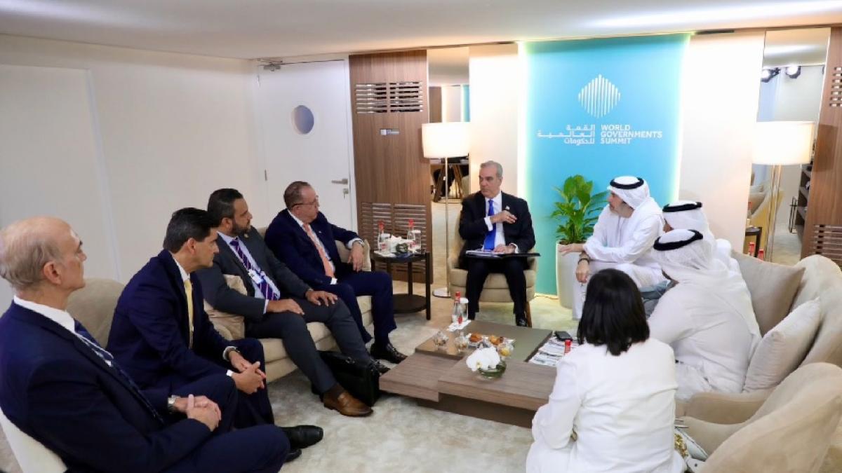 Presidente Abinader comparte con la comunidad dominicana en los Emiratos Árabes Unidos