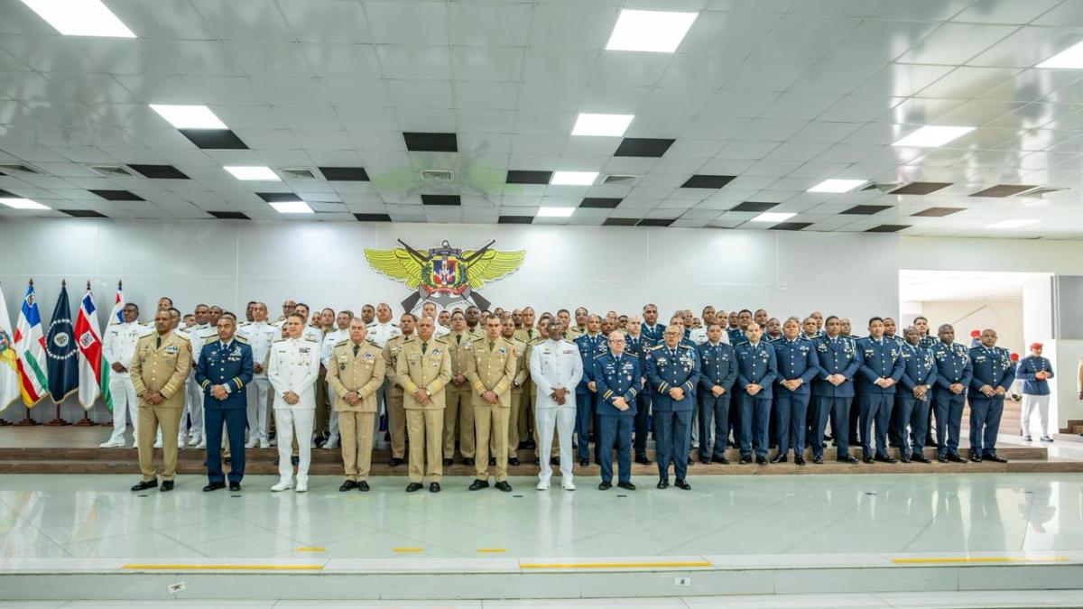 Ministerio de Defensa reconoce a oficiales por su trayectoria y años de servicio