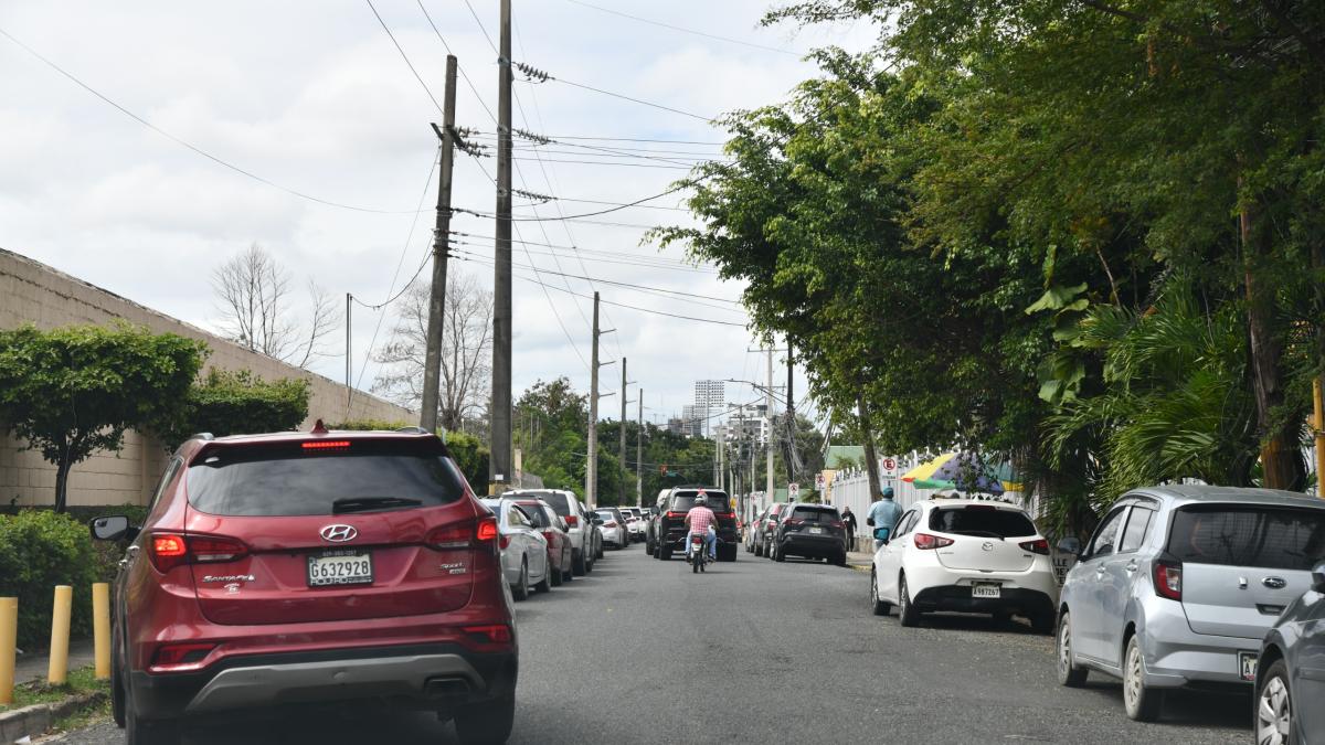 Continúa el doble parqueo en calles de la capital dominicana