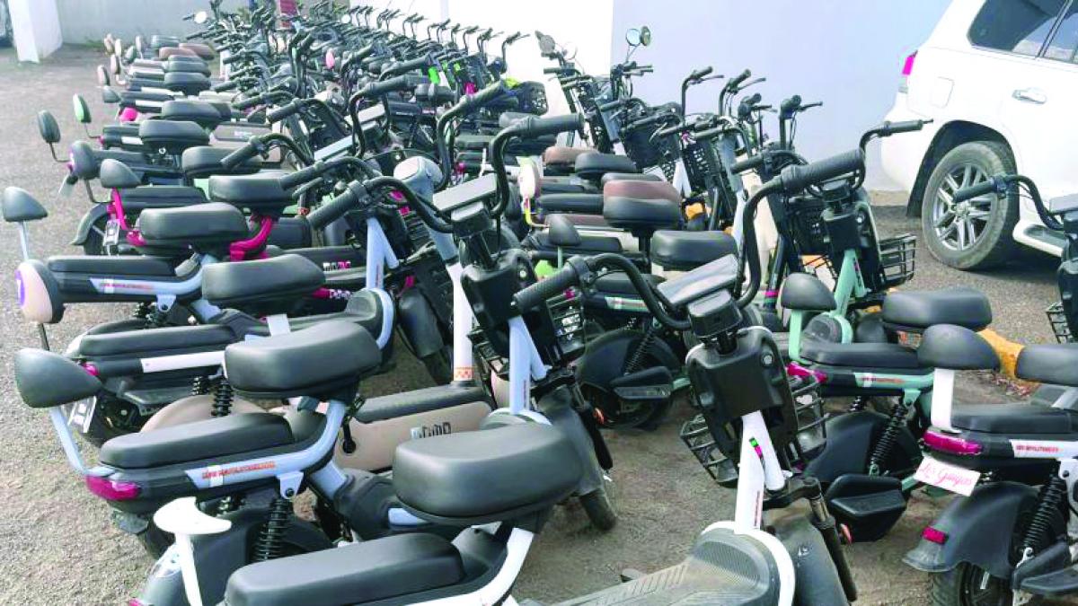 Preocupa cantidad de niños y adolescentes en motocicletas eléctricas