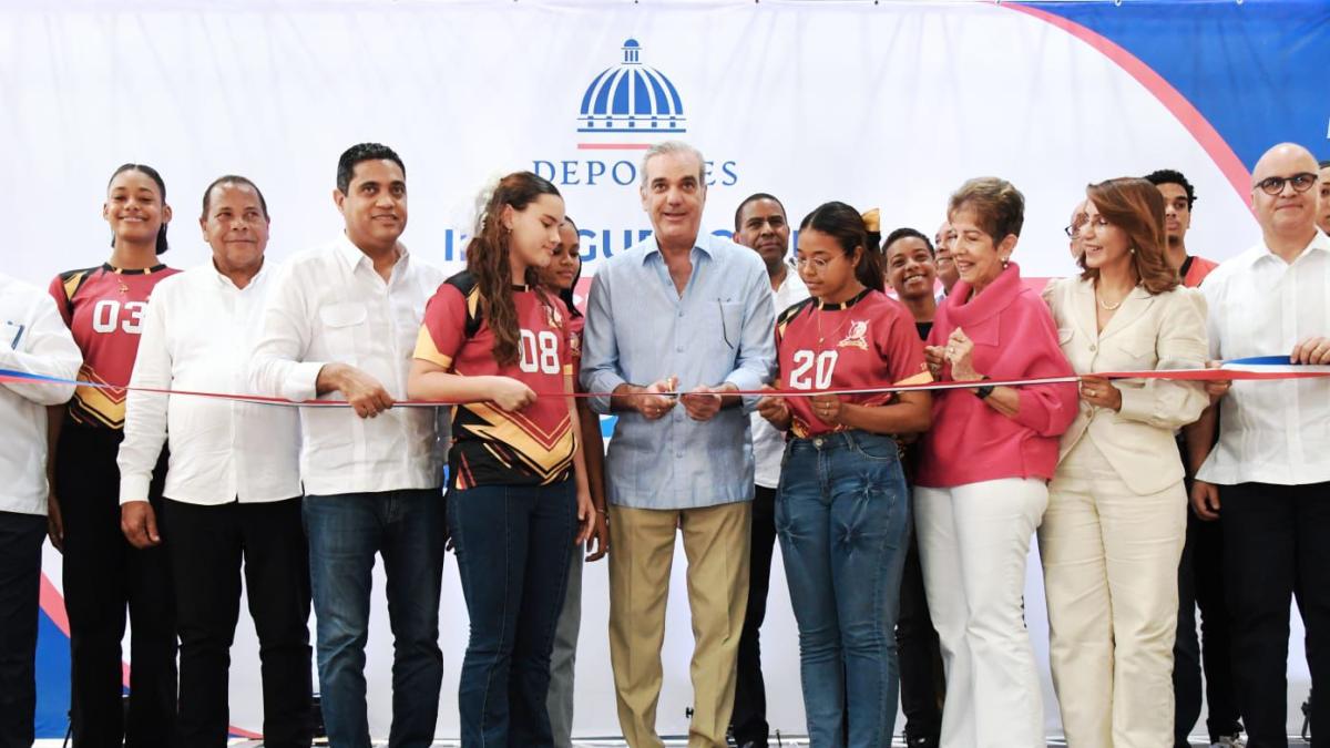 Abinader y ministro de Deportes Kelvin Cruz dejan inaugurados dos Polideportivos en Puerto Plata