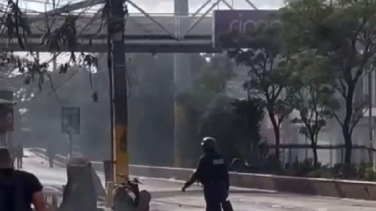 Tras enfrentamiento con policías, estudiantes de la UASD en SFM llegan a acuerdo con autoridades