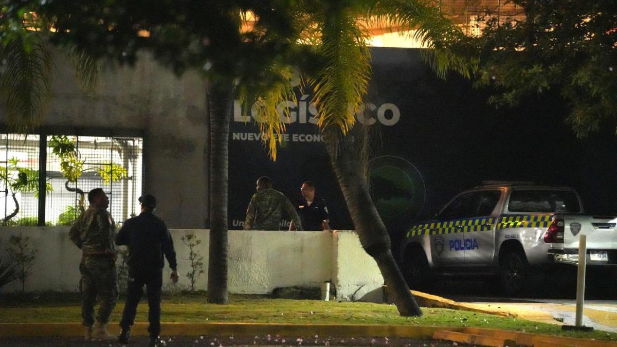 Joven cae al vacío desde plaza comercial