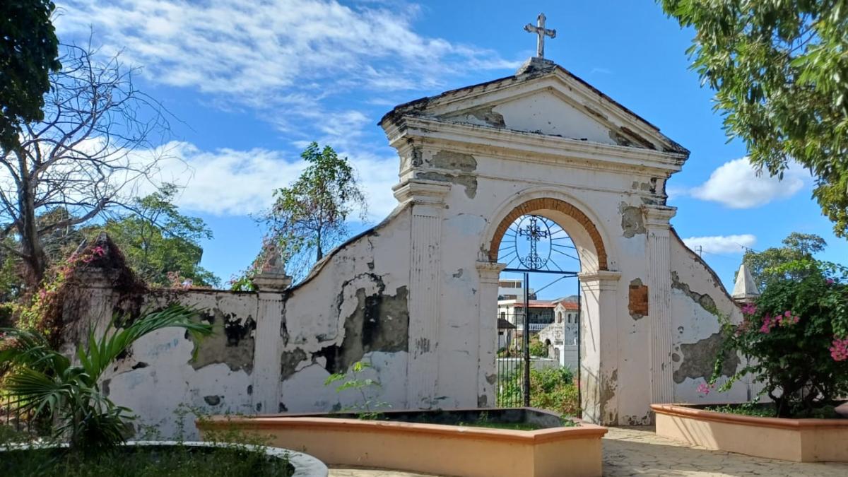 Denuncian abandono del Cementerio viejo de Baní
