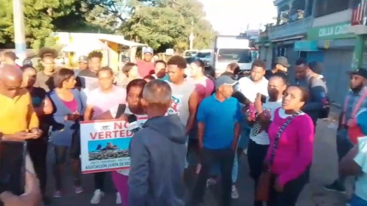 La Cuaba protesta en rechazo a declaraciones de viceministro de Medio Ambiente sobre vertedero