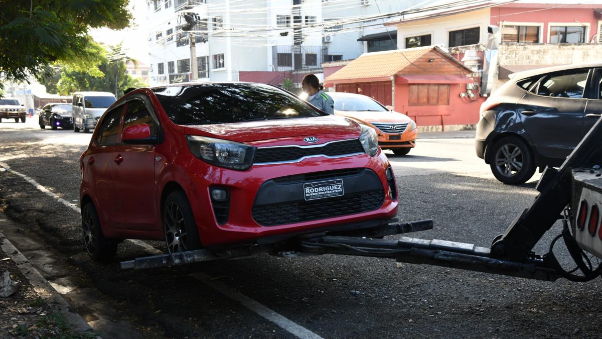 Incautan vehículos en operativo de "Parquéate bien" en el Ensanche Miraflores