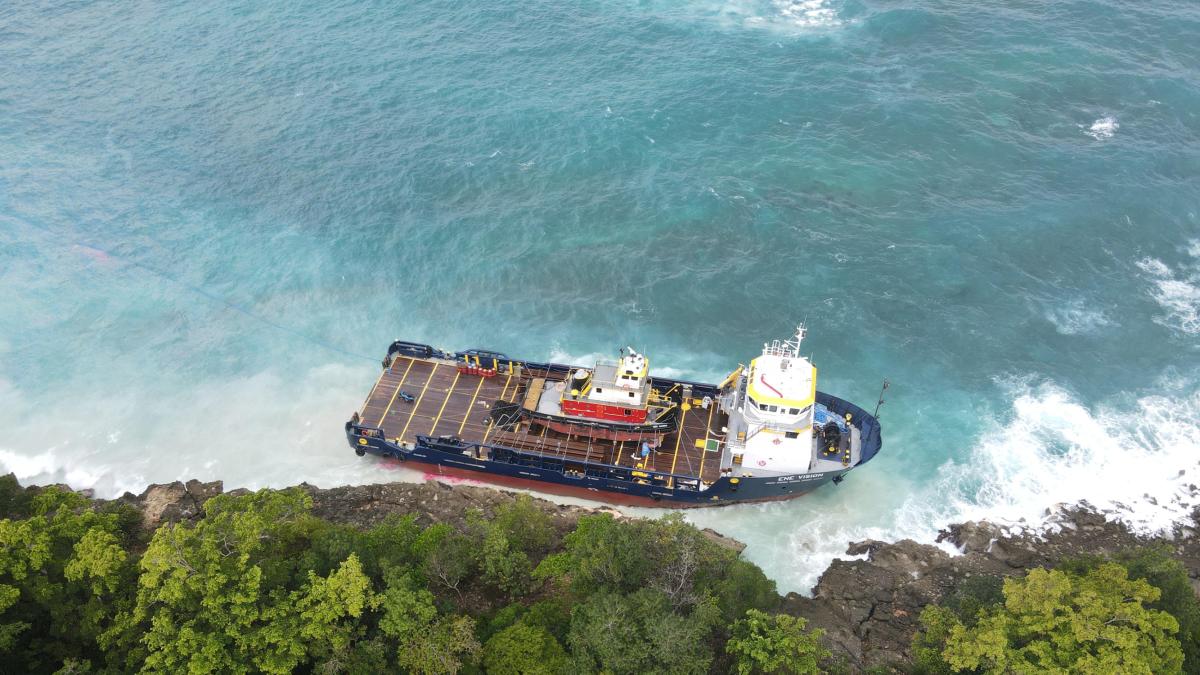 Armada investiga varadura del buque "ENE VISION" en la costa norte de República Dominicana