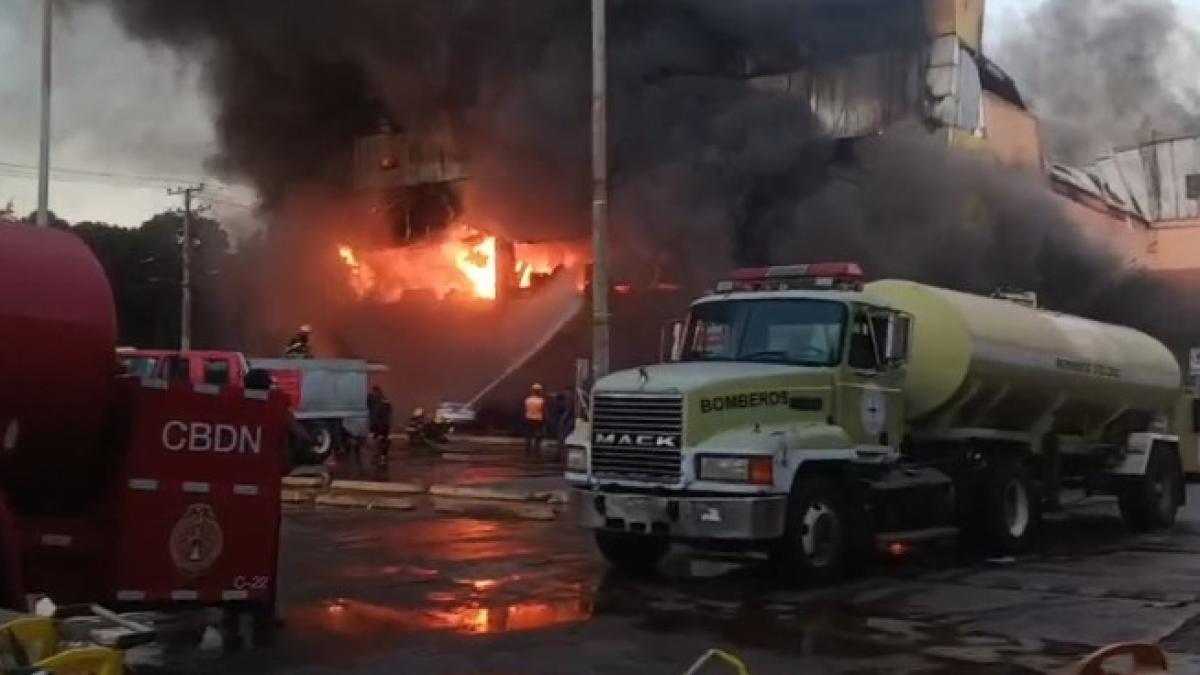 Policía Nacional desmiente reporte de saqueos tras incendio en comercial de Villa Mella