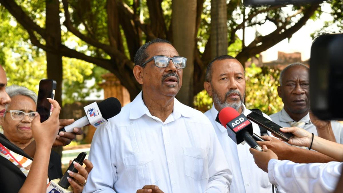 Exigen respeto a la ley y salarios dignos durante ofrenda floral por el mes de la Patria