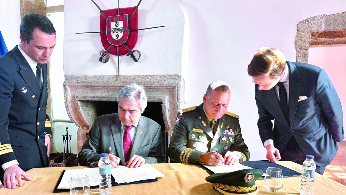 Ministros de Defensa cierran la compra de cuatro buques