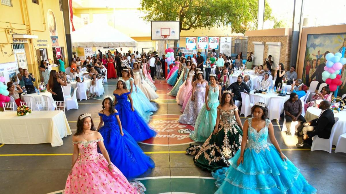 Celebran quinceaños a veintiún adolescentes de escasos recursos
