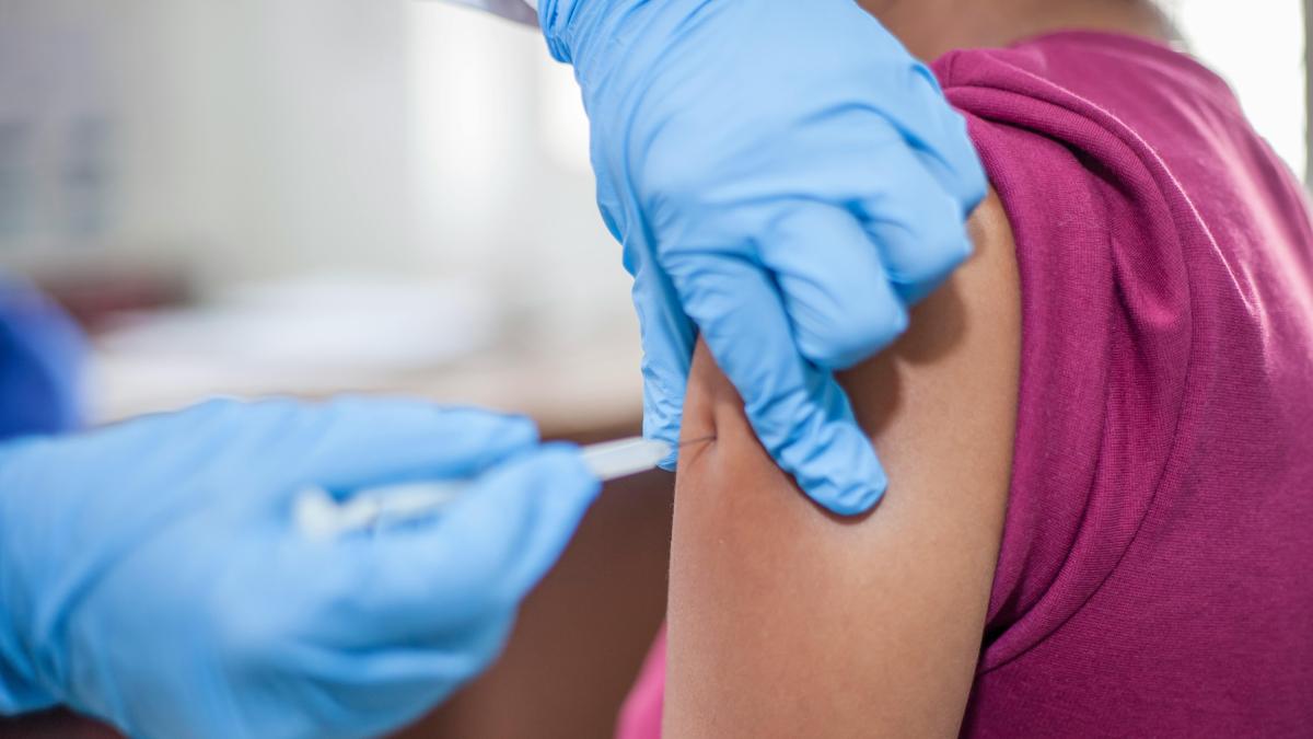 ¿Estás buscando quedar embarazada? Experta recomienda vacunación contra el sarampión