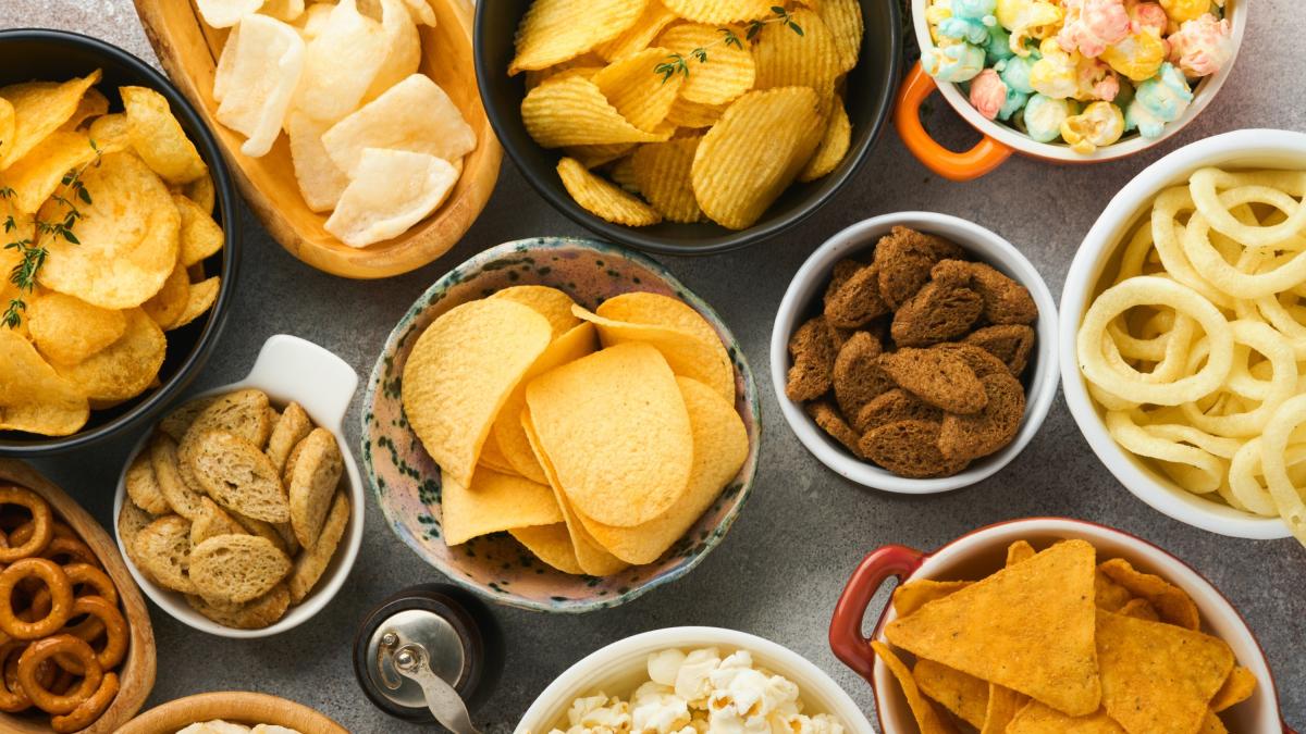 El tabaco y ultraprocesados comparten mecanismos de adicción y daño sistémico, advierte neumólogo