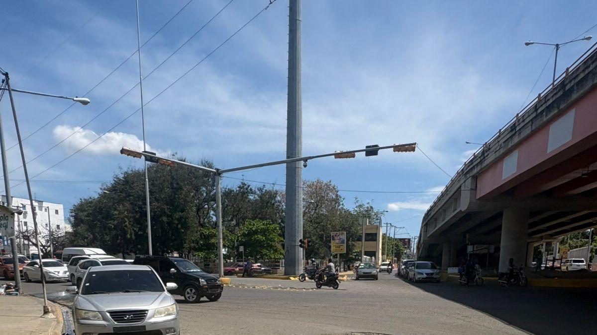 Drenajes sin tapas ponen en peligro a usuarios en Santiago