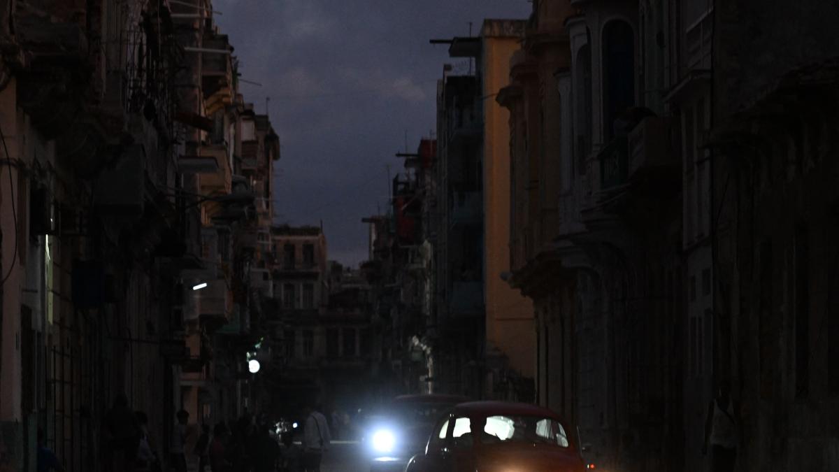 Crisis energética en Cuba golpea antenas de telecomunicaciones restrigiendo el uso de internet