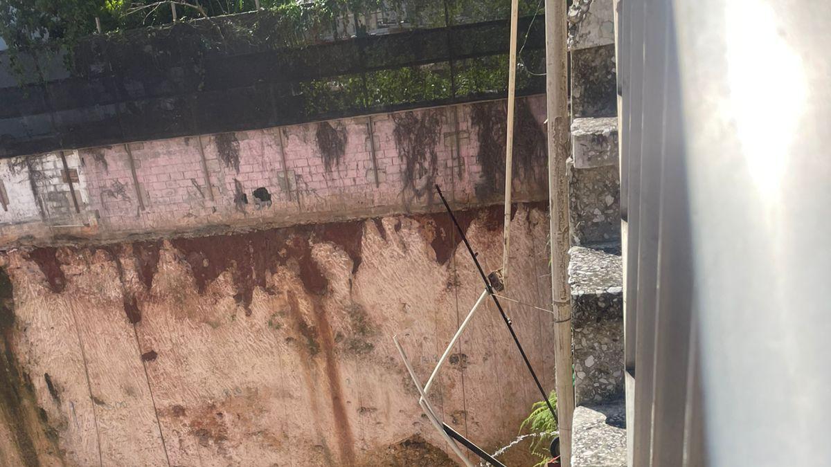 Bomberos evacúan a familia por riesgo de derrumbe en obra de la Rómulo Betancourt