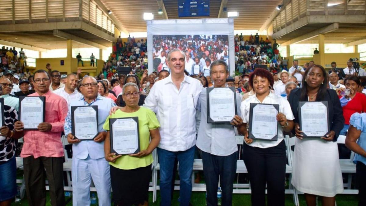 Abinader entrega 2,315 certificados de títulos de propiedad en San Pedro de Macorís
