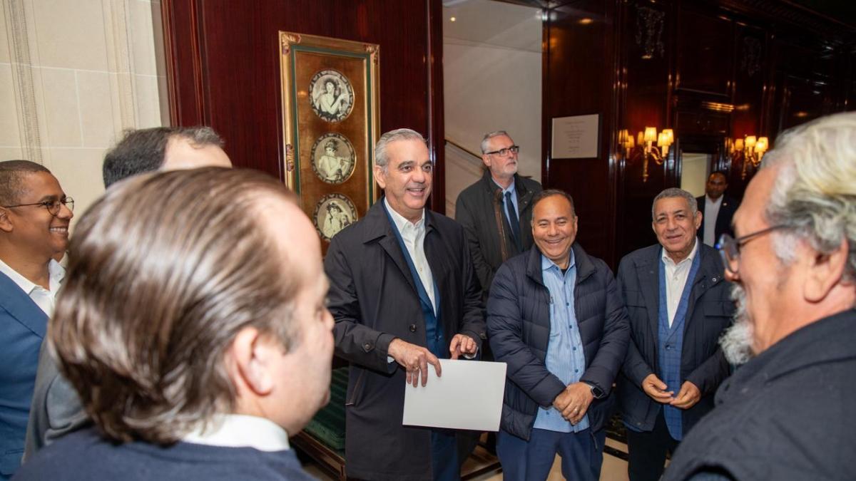 Abinader llega a París donde se reunirá con Emmanuel Macron